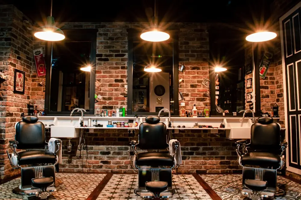 Sillones de cuero y espejos en una barbería